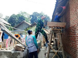 Wujud Kepedulian Sosial, Babinsa Desa Gogodeso Bantu Pembangunan RTLH Milik Warga