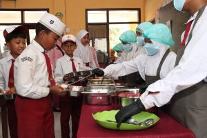 Pastikan Higienis, Kapolres Malang Cek Pilot Project MBG Konsep Prasmanan