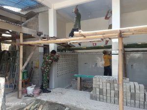 Pererat Kebersamaan, Babinsa Koramil Sanankulon Laksanakan Pengecatan Masjid Nurul Huda Blitar
