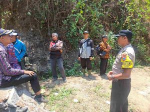 Respon Cepat Isu Pembendungan Sungai Bruno, Bhabinkamtibmas Polsek Semen Hadir Klarifikasi dan Cari Solusi
