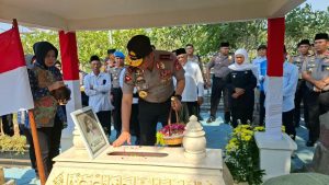 Kapolri Ziarah ke Makam Marsinah dan Kunjungi Museum di Nganjuk*