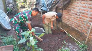 Tingkatkan Sanitasi Sehat, Babinsa Koramil 0808/11 Binangun Gotong Royong Buat Jamban Warga