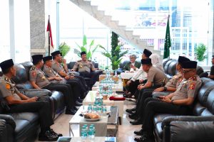 Perkuat Sinergi dengan Ulama, Kapolri Silaturahmi dengan Rais Aam PBNU di Surabaya