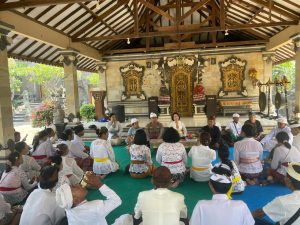 Minggu Kasih, Wakapolres Kediri Kota Perkuat Silaturahmi dan Sampaikan Pesan Kamtibmas di Pura Penataran Agung Kilisuci