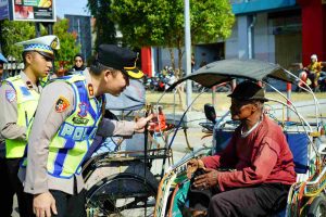 Rangkul Abang Becak, Polres Ponorogo Wujudkan Semangat ‘Polisi Bersama Masyarakat’ Tanpa Sekat