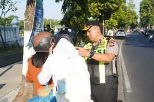 Dekat dengan Pelajar, Kapolres Kediri Bagikan Helm untuk Ingatkan Keselamatan Berkendara