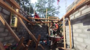 Gotong Royong Warga Dan Babinsa Koramil Binangun Bedah RTLH Milik Warga Di Blitar