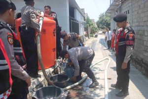 Atasi Kekeringan, Polres Blitar Kota Salurkan 3.000 Liter Air Bersih ke Kelurahan Sentul