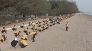 Green Policing : Polresta Tuban Bersihkan Sampah dan Tanam 200 Cemara di Pantai Jenu