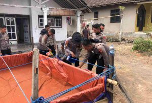 Semangat ‘Polisi Bersama Masyarakat: Polda Jatim Dirikan Posko Karhutla dan Distribusikan Air Bersih di Pasuruan