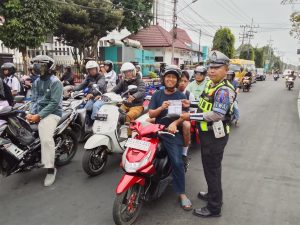 Sapa Warga, Tebar Pesan Keselamatan: Upaya Satlantas Polres Kediri Kota dalam Ops Patuh Semeru