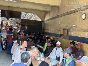 Cangkrukan Kamtibmas, Kapolres Pelabuhan Tanjung Perak Serap Aspirasi Pekerja Pasar Pabean