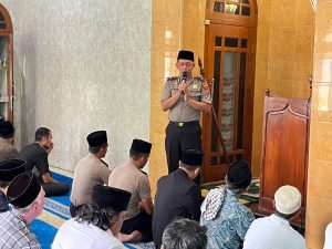 Sinergi Kamtibmas, Kapolda Jatim Implementasikan Program ‘Polisi Bersama Masyarakat’ lewat Jumat Keliling