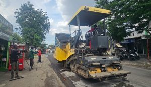 Komitmen Nyata, PT Praba Mas Hill Gercep Lakukan Pengaspalan Jalan Kalipancur