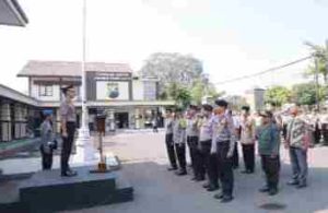 Kapolres Kediri Kota Beri Penghargaan kepada 33 Personel dan Mitra Polri, Apresiasi Prestasi hingga Pencegahan Konflik