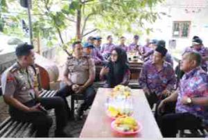 Ngopi Bareng Warga Ponggok, Kapolres Kediri Kota Serap Aspirasi Sekaligus Salurkan Bantuan Air